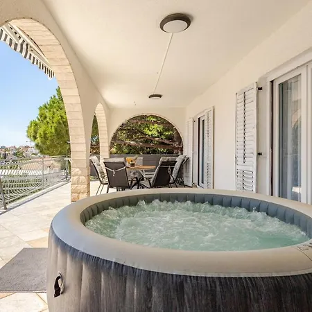 Apartments Mira Hot Tub Sea View Parking