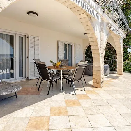 아파트 Apartments Mira Hot Tub Sea View Parking